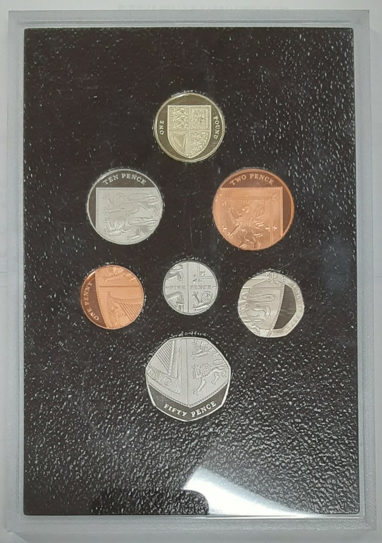 2008 UK Royal Shield Proof Set of 7 Gem Coins in Display Case: 2008 UK Royal Shield Proof Set of 7 Gem Coins in Display Case This 2008 United Kingdom Royal Shield Design Proof Set features seven uncirculated gem coins housed in a hard plastic case. The set showca