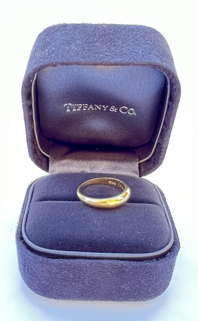 Tiffany & Co 18K Yellow Gold Ring Size 4 with Box: Tiffany & Co 18K Yellow Gold Ring Size 4 with Box This exquisite Tiffany & Co. ring is crafted from 18K yellow gold and features meticulous detail and design. It is a size 4 ring that weighs 2.80 gram