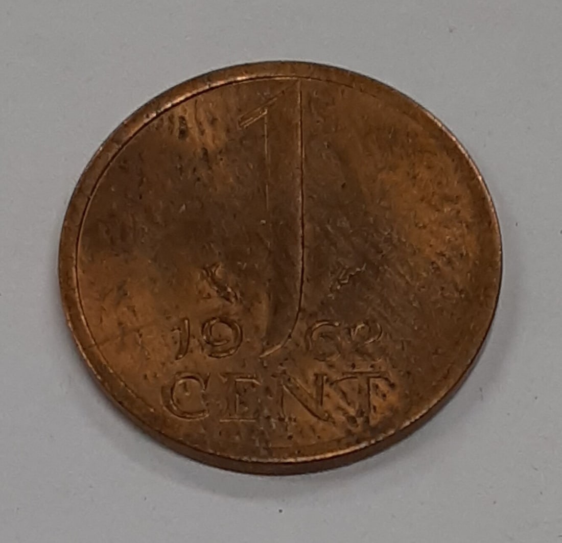 Roll of 50 Uncirculated 1962 Netherlands 1 Cent Bronze Coins in Bank Wrapper: Roll of 50 Uncirculated 1962 Netherlands 1 Cent Bronze Coins in Bank Wrapper This is a roll of fifty uncirculated 1 cent coins from the Netherlands, dated 1962. The coins are in their original Dutch b
