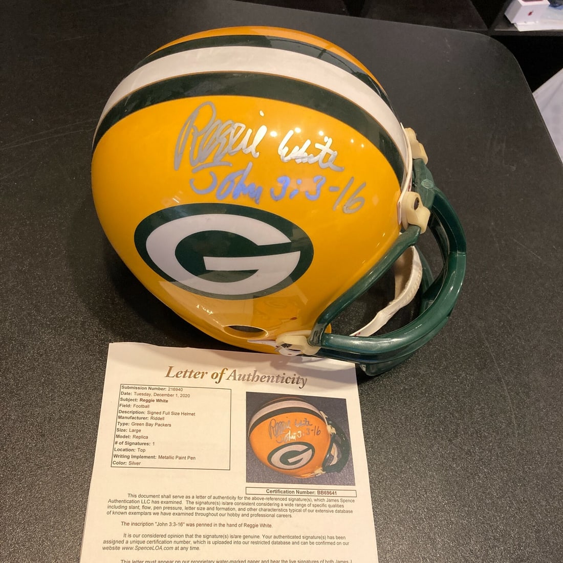 Reggie White Autographed Full Size Riddell Packers Helmet JSA COA: Reggie White Autographed Full Size Riddell Packers Helmet JSA COA This is a full-size Riddell helmet signed by NFL legend Reggie White, a standout player for the Green Bay Packers. The helmet comes wi