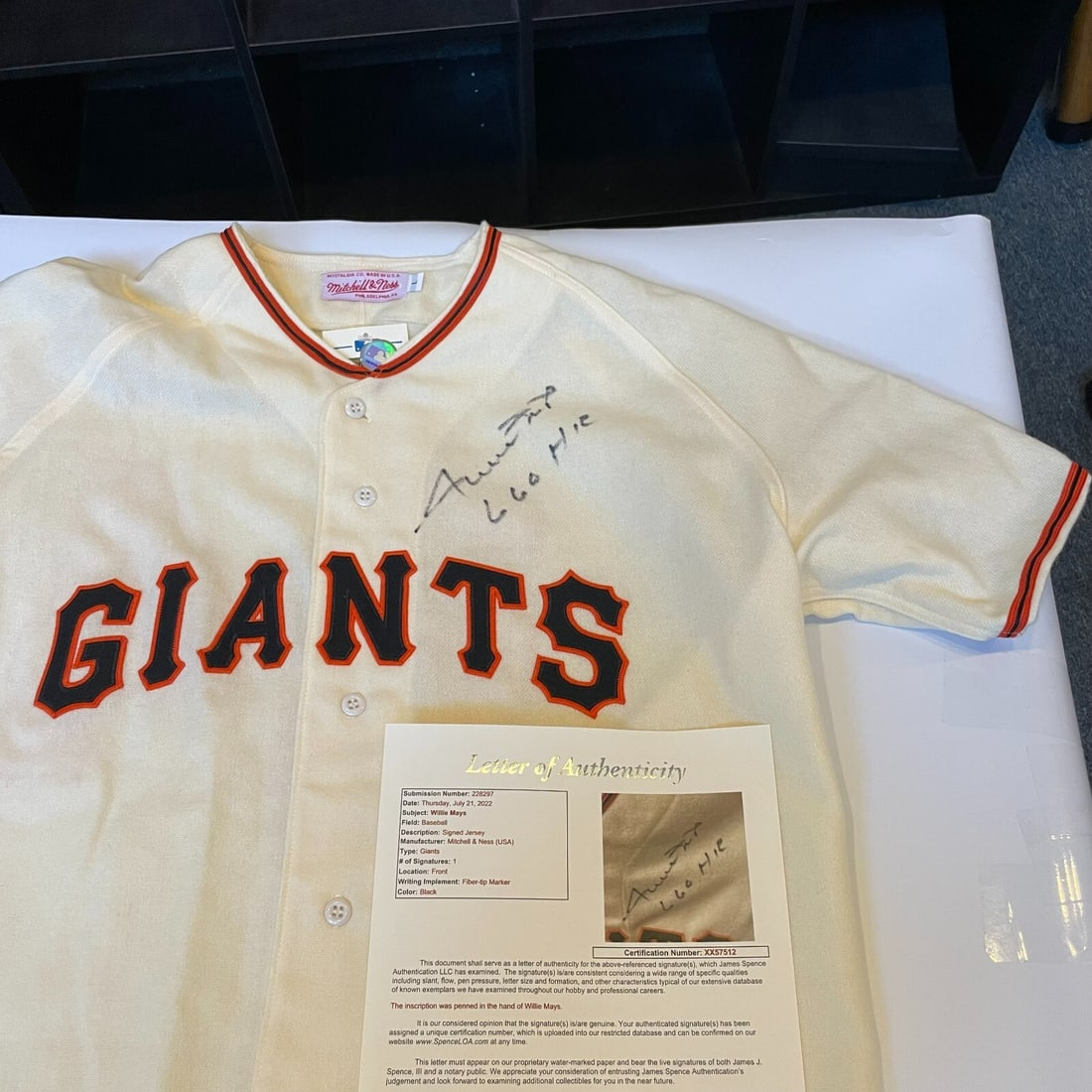 Willie Mays Signed Inscribed New York Giants Jersey JSA COA: Willie Mays Signed Inscribed New York Giants Jersey JSA COA Celebrate the legendary career of Willie Mays with this authentic New York Giants jersey, featuring his iconic "660 Home Runs" inscription.