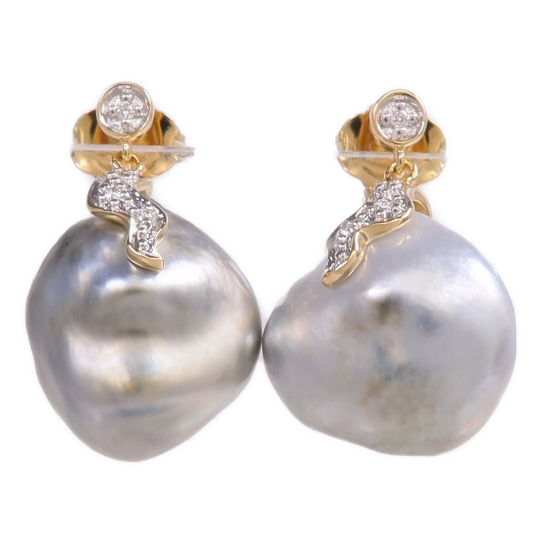 18K Yellow Gold Pierced Earrings With Pearl and Diamond: 18K Yellow Gold Pierced Earrings With Pearl and Diamond These pierced earrings feature lustrous pearls set in 18K yellow gold, combining timeless elegance with refined craftsmanship. The earrings show