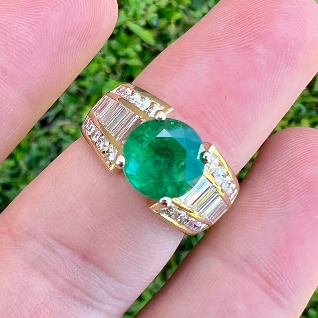 18K Yellow Gold 2.88 Ct Emerald Diamond Ring with 36 Diamonds: 18K Yellow Gold 2.88 Ct Emerald Diamond Ring with 36 Diamonds This exquisite 18K Yellow Gold ring showcases a stunning 2.88 Ct. Emerald, complemented by a total of 20 round diamonds weighing approxima