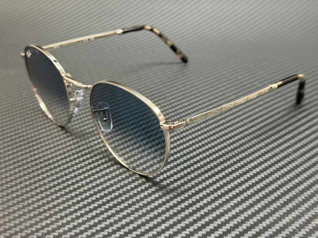 Ray-Ban RB3637 003 3F Silver Frame Blue Gradient Sunglasses: Ray-Ban RB3637 003 3F Silver Frame Blue Gradient Sunglasses Introducing the Ray-Ban RB3637 003 3F Sunglasses, a stylish accessory suitable for unisex wear. Featuring a sleek silver frame and blue grad