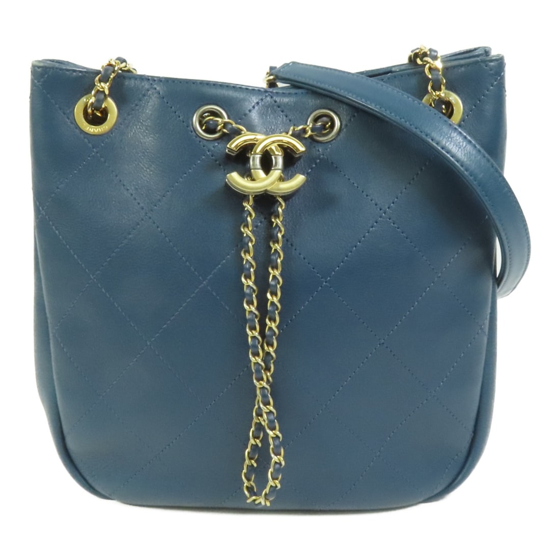 Blue Calfskin CHANEL CC Chain Shoulder Bag for Women: Blue Calfskin CHANEL CC Chain Shoulder Bag for Women This CHANEL CC chain shoulder bag is crafted from blue calfskin leather, offering a stylish and timeless design. Designed for women, the bag featur