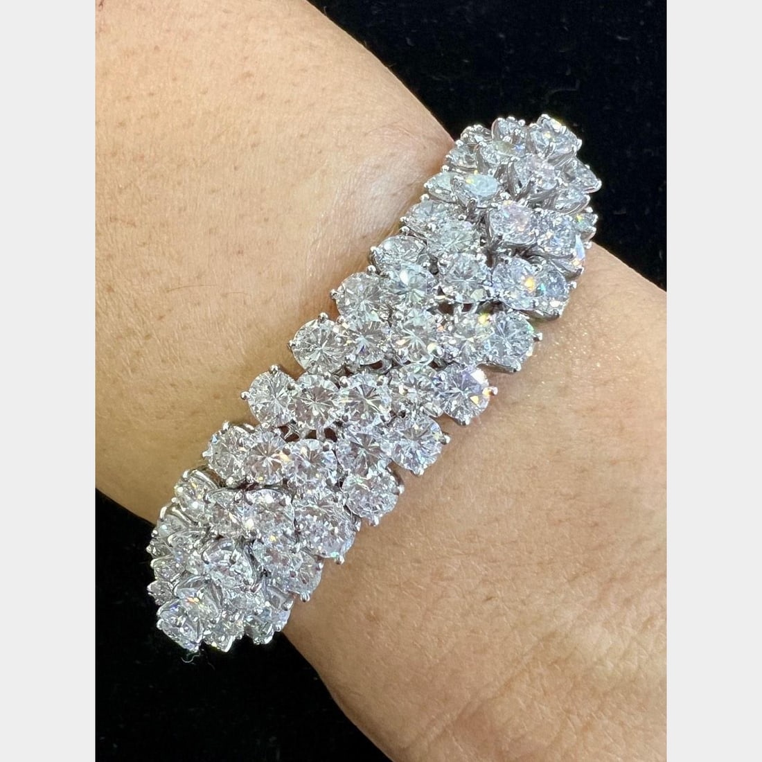 Stunning Platinum Bracelet with 55.50 Ct Diamonds: Stunning Platinum Bracelet with 55.50 Ct Diamonds This exquisite Platinum Diamond Bracelet features a stunning total diamond weight of approximately 55.50 carats. Carefully crafted, it is set with 170