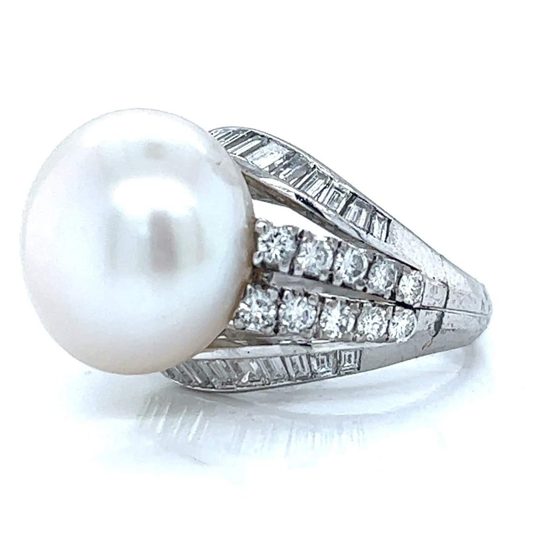 1960s 14K White Gold South Sea Pearl Diamond Ring 1.50 Ct: 1960s 14K White Gold South Sea Pearl Diamond Ring 1.50 Ct This exquisite 1960's ring features a stunning 14K white gold design adorned with a magnificent South Sea pearl measuring approximately 15.4mm