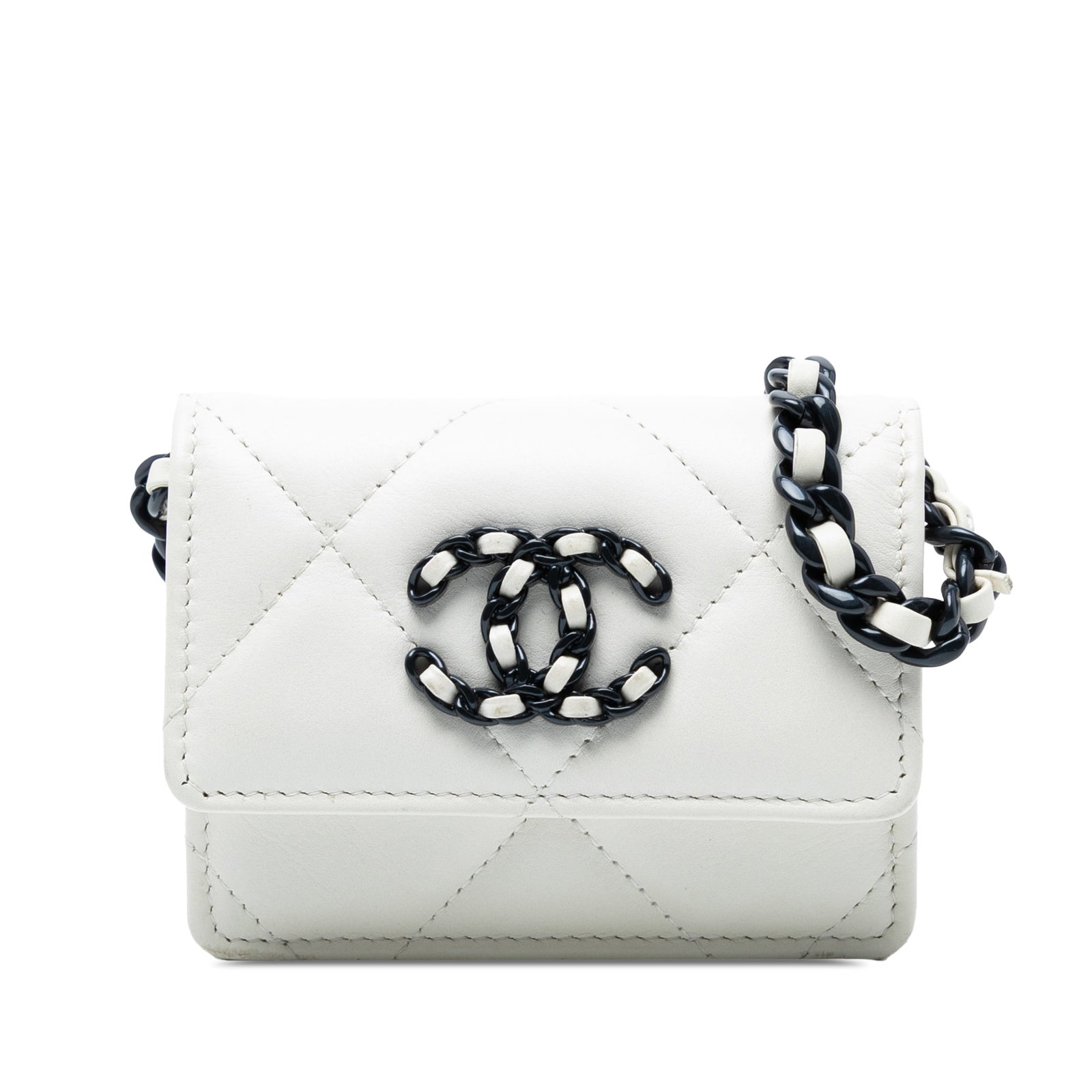 Chanel White Lambskin 19 Flap Coin Purse with Chain: Chanel White Lambskin 19 Flap Coin Purse with Chain This elegant Chanel Lambskin 19 Flap Coin Purse is a must-have accessory for any fashion enthusiast. Crafted from luxurious quilted lambskin leather