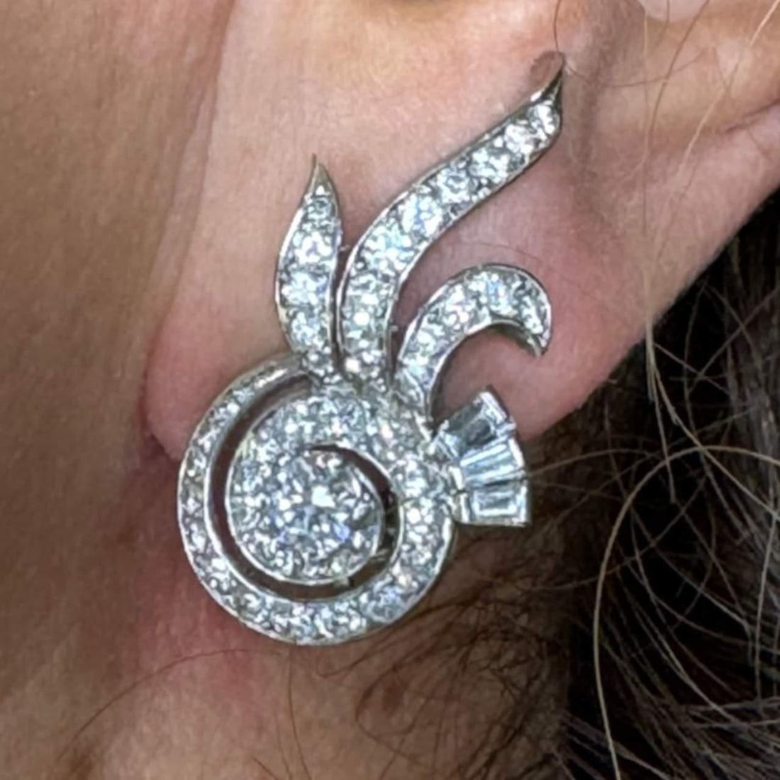 Art Deco Platinum 3.75 Ct Diamond Earrings Vintage Elegance: Art Deco Platinum 3.75 Ct Diamond Earrings Vintage Elegance These exquisite Art Deco earrings are crafted in platinum and feature a stunning total diamond weight of 3.75 Ct. The earrings weigh 12.8 gr