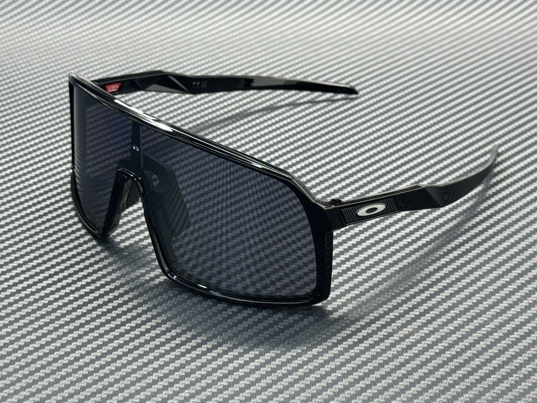 Oakley OO9406 Prizm Black Rectangle Sunglasses 70mm with Case and Accessories: Oakley OO9406 Prizm Black Rectangle Sunglasses 70mm with Case and Accessories These Oakley OO9406 01 men's sunglasses feature a polished black plastic frame with a rectangular shape and Prizm Black le