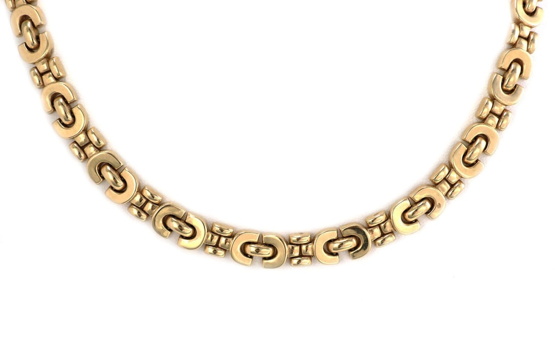 Vintage 14k Yellow Gold Choker Necklace with Elegant Link Design: Vintage 14k Yellow Gold Choker Necklace with Elegant Link Design This vintage choker necklace features an intricate link design crafted from 14k yellow gold. Its elegant style and luxurious craftsmans