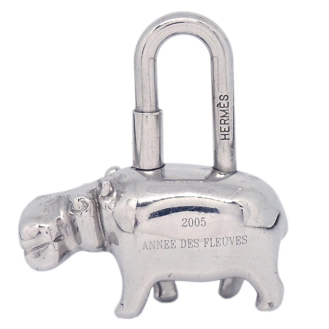 Annee Des Fleuves Silver Plated Charm by Hermes 2005: Annee Des Fleuves Silver Plated Charm by Hermes 2005 This Hermes 2005 Annee Des Fleuves Cadena is a vintage silver plated charm. Designed for unisex use, it features a metallic theme and showcases the