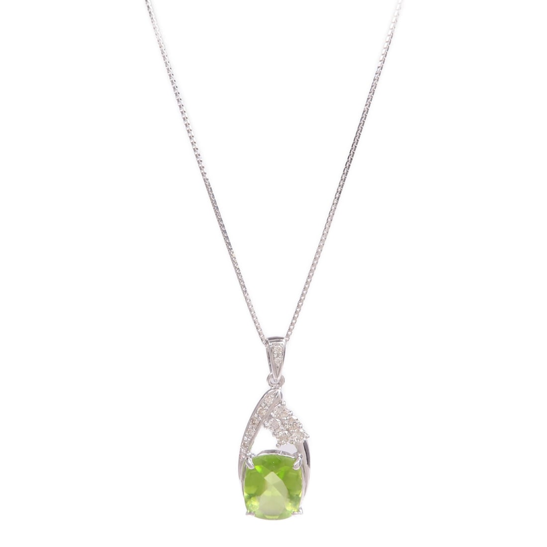Peridot and Diamond Pendant Necklace in 18K White Gold: Peridot and Diamond Pendant Necklace in 18K White Gold This elegant necklace features a vibrant green peridot as the centerpiece, set in 18K white gold. Accented with diamonds, it combines luxurious m