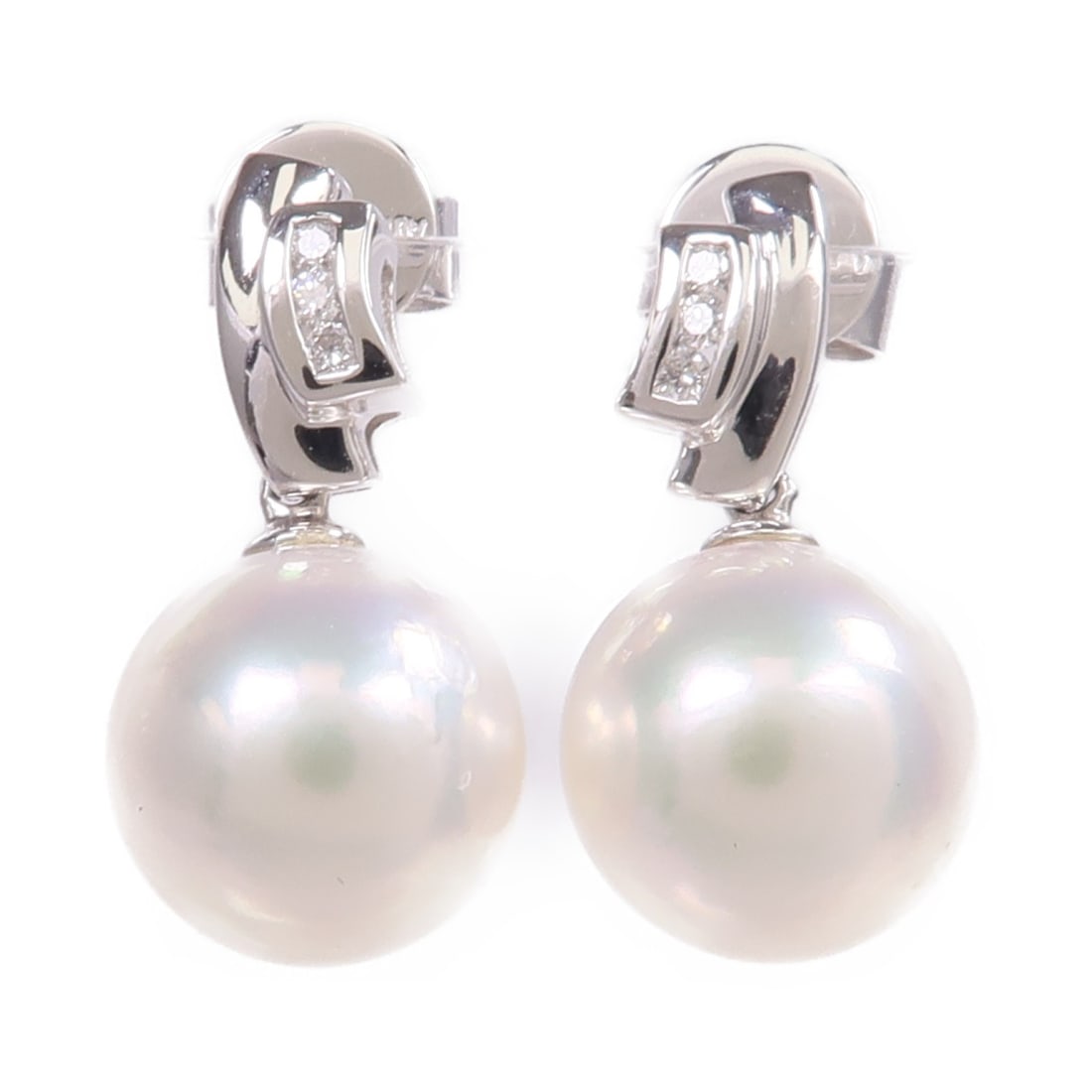 18K White Gold Pierced Earrings with Pearl and Diamond: 18K White Gold Pierced Earrings with Pearl and Diamond These elegant pierced earrings feature lustrous pearls set in 18K white gold, offering a timeless and sophisticated style. Crafted with attention