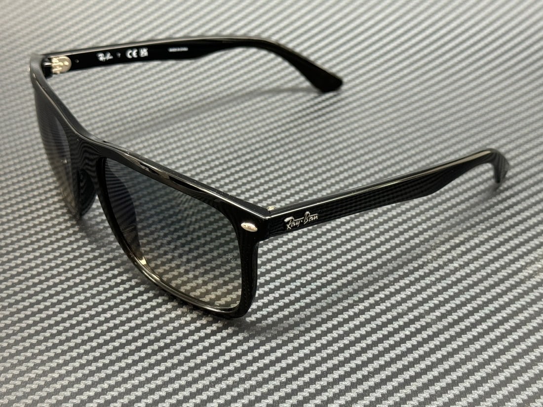 Ray-Ban RB4547 601 32 Black Grey Gradient Sunglasses with Authenticity Certificate: Ray-Ban RB4547 601 32 Black Grey Gradient Sunglasses with Authenticity Certificate Stylish and versatile, these Ray-Ban RB4547 sunglasses are perfect for both men and women. Featuring a sleek black fr