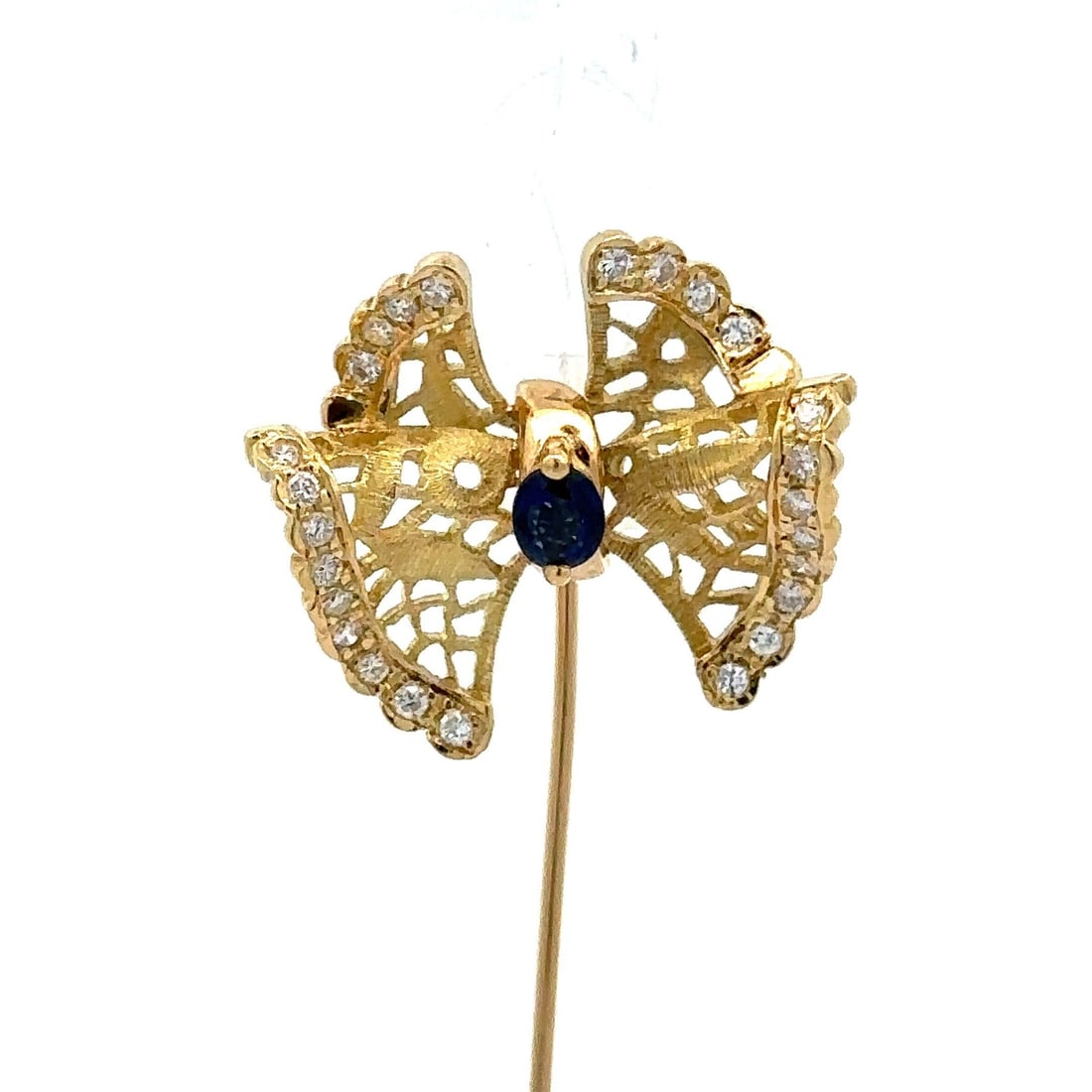 18k Yellow Gold Sapphire Diamond Bow Stick Pin 0.43ctw: 18k Yellow Gold Sapphire Diamond Bow Stick Pin 0.43ctw This exquisite 18k Yellow Gold Sapphire Diamond Open Work Lace Ribbon Bow Stick Pin is a stunning piece that combines elegance with intricate des