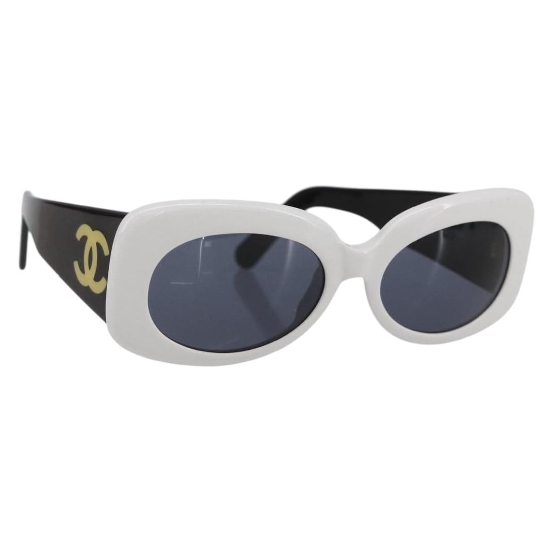 White CHANEL Plastic Sunglasses with Case Made in Italy: White CHANEL Plastic Sunglasses with Case Made in Italy These authentic CHANEL sunglasses feature a white plastic frame with the signature CC logo. Made in Italy, they offer a stylish and modern look.