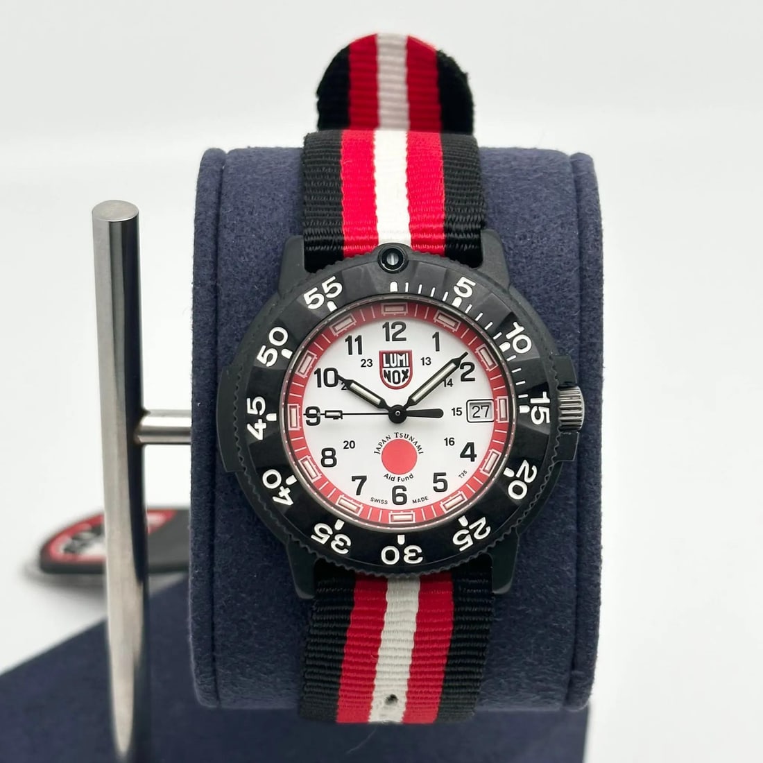 Luminox Navy Seal Quartz Watch 3007.JTAF Limited Edition White Dial: Luminox Navy Seal Quartz Watch 3007.JTAF Limited Edition White Dial This Luminox Navy Seal wristwatch combines functionality and style with its striking white dial and robust design. Ideal for casual,