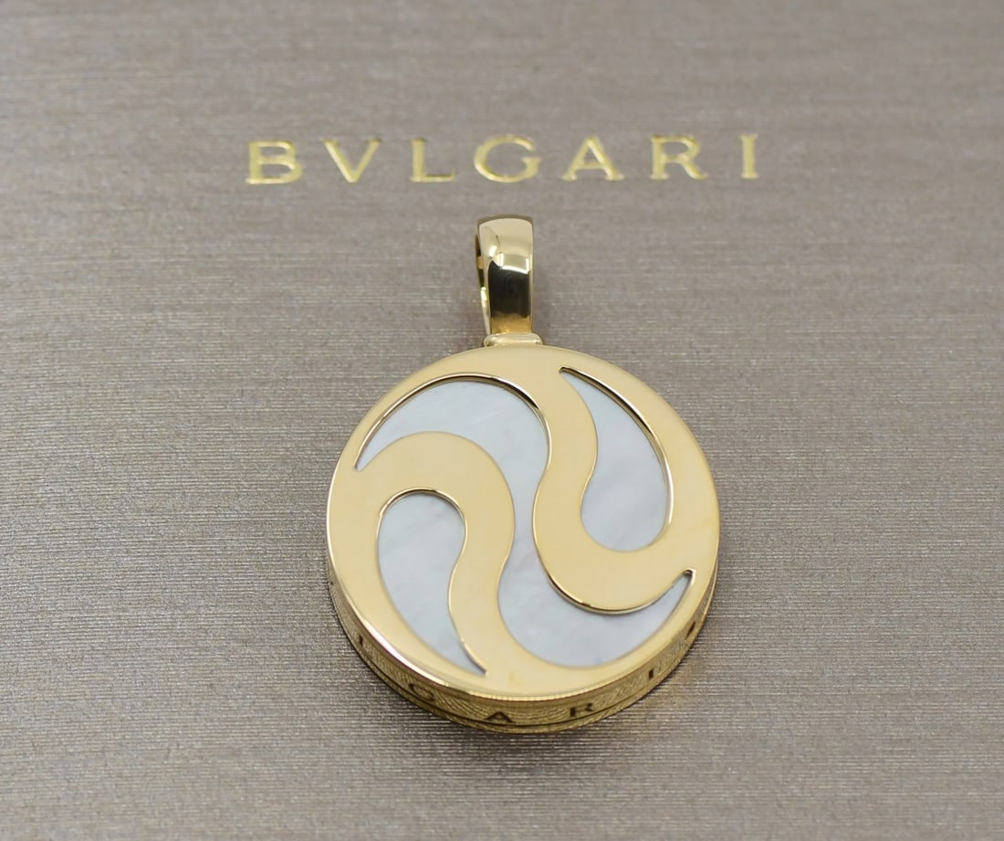 Bvlgari BVLGARI 18K Yellow Gold Pendant with Mother of Pearl: Bvlgari BVLGARI 18K Yellow Gold Pendant with Mother of Pearl This exquisite pendant from Bvlgari showcases the brand's renowned craftsmanship. Made of 18K yellow gold, it features a stunning combinati