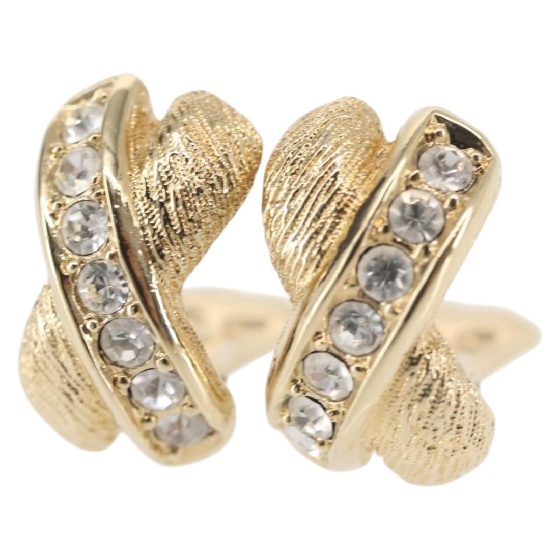 Christian Dior Gold Metal Earrings Authentic 144696: Christian Dior Gold Metal Earrings Authentic 144696 Elevate your accessory collection with these exquisite Christian Dior earrings crafted from high-quality metal in a stunning gold finish. These earr