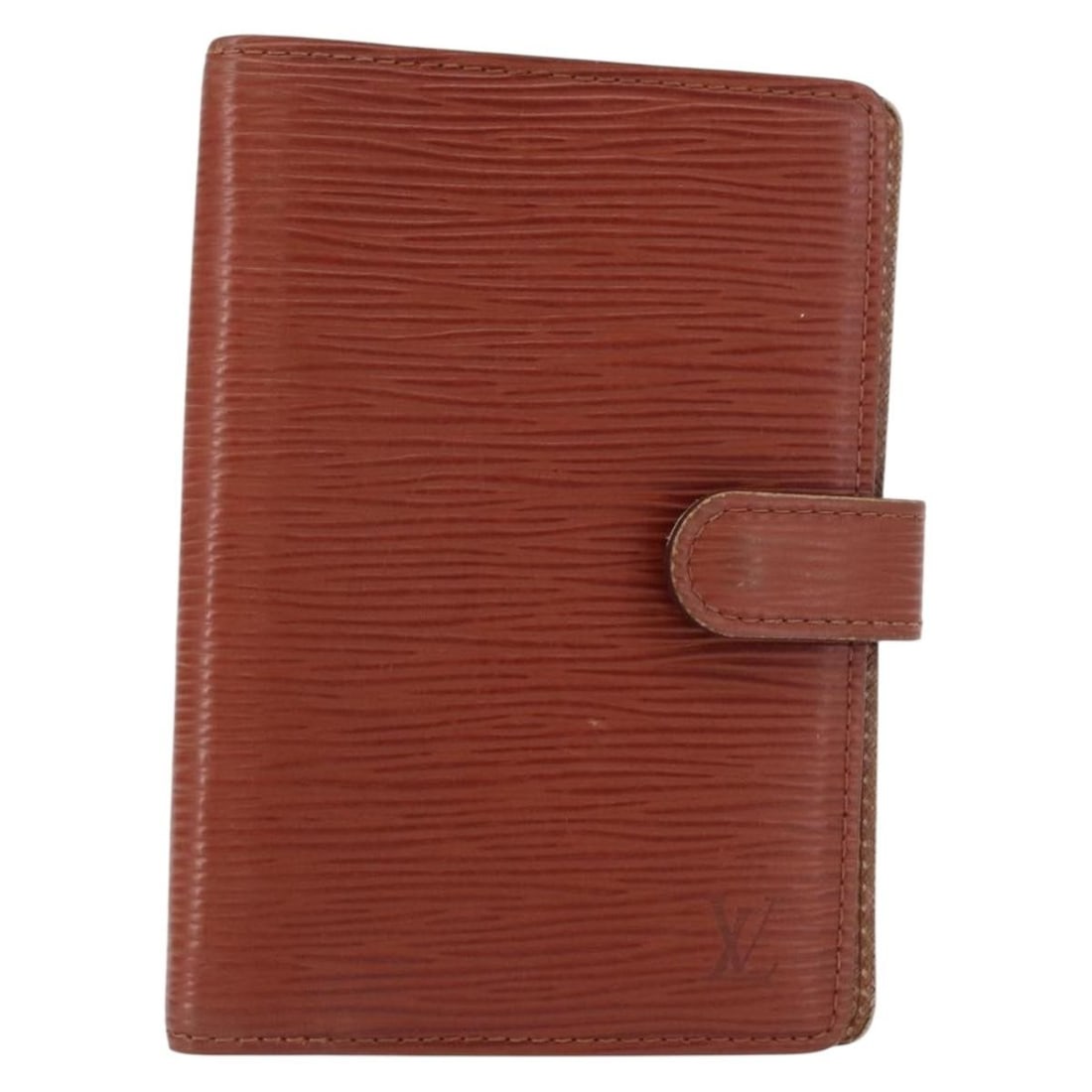 Brown Leather Louis Vuitton Unisex Agenda Planner Cover: Brown Leather Louis Vuitton Unisex Agenda Planner Cover This Louis Vuitton Agenda Cover is crafted from brown Epi leather, designed for unisex use. It measures 10 cm in width, 14.5 cm in height, and 1