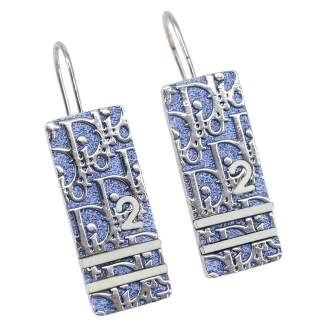 Christian Dior Blue Metal Pierce Earrings Authentic: Christian Dior Blue Metal Pierce Earrings Authentic Enhance your accessory collection with these striking Christian Dior Pierce Earrings. Crafted from durable metal, these earrings showcase a captivat