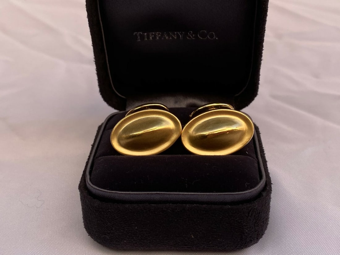 1988 Angela Cummings 18K Yellow Gold Cufflinks with Original Bag and Box: 1988 Angela Cummings 18K Yellow Gold Cufflinks with Original Bag and Box These exquisite cufflinks, crafted by Angela Cummings in 1988, are made from luxurious 18K yellow gold. The cufflinks boast a s