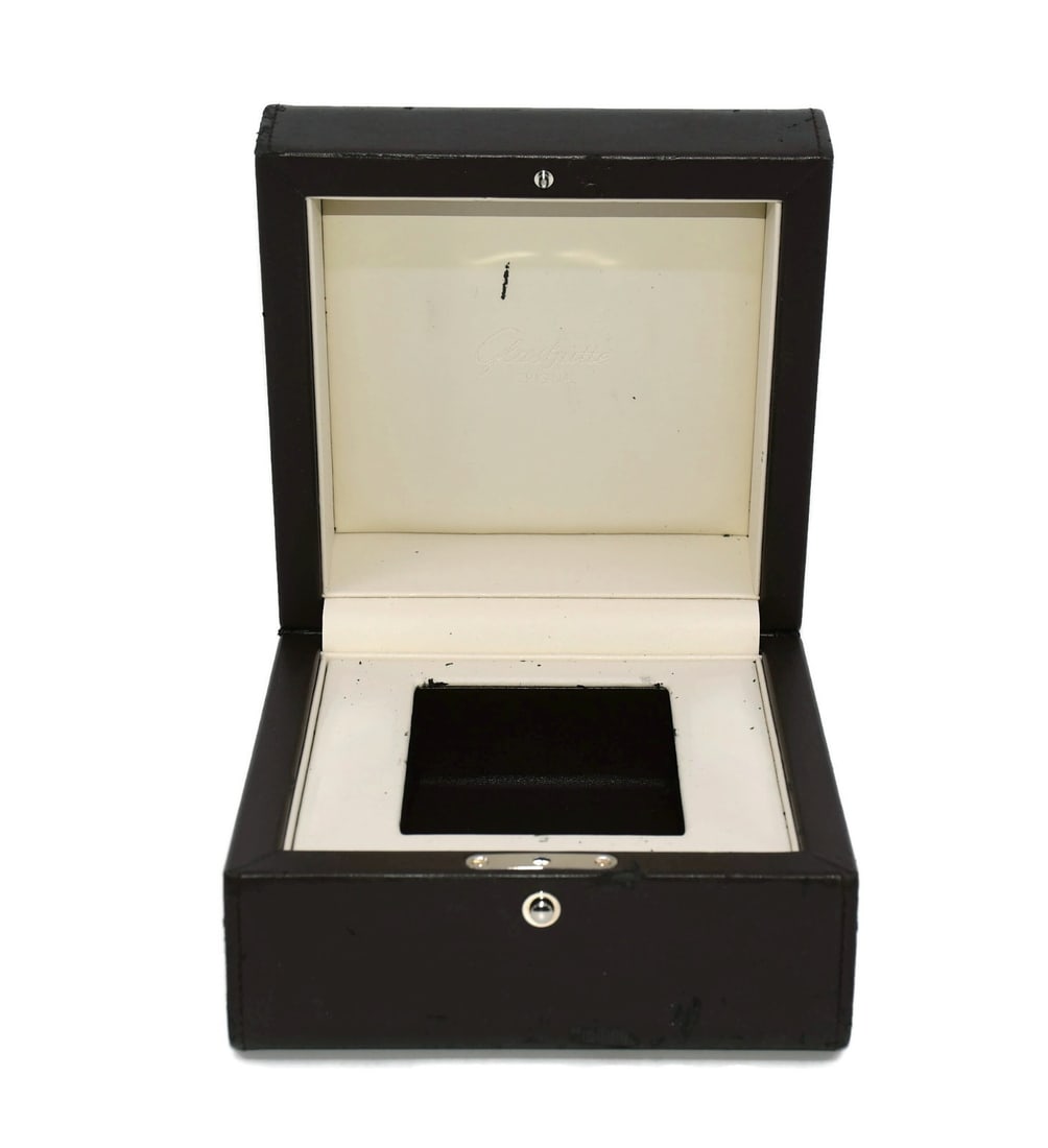 Glashutte Original Presentation Box 6x6x4 Inches Authentic: Glashutte Original Presentation Box 6x6x4 Inches Authentic This Glashutte Original watch box is designed for single watch presentation, making it an elegant choice for displaying your timepiece. The b