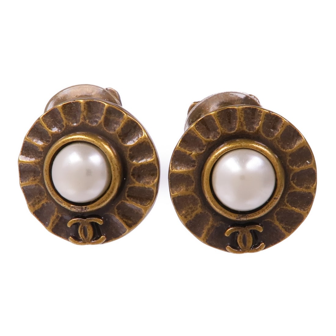 CHANEL White Gold Metal CC Earrings France: CHANEL White Gold Metal CC Earrings France Elevate your accessory collection with these exquisite CHANEL CC Earrings. Crafted with a stunning combination of gold and white, these earrings feature a un