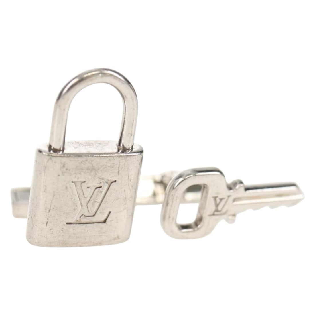 LOUIS VUITTON Silver Padlock Bouton De Manchette Auth 143056M: LOUIS VUITTON Silver Padlock Bouton De Manchette Auth 143056M This stunning Louis Vuitton Padlock is crafted from high-quality Ag925 silver, showcasing a sleek and modern design. Measuring approximate