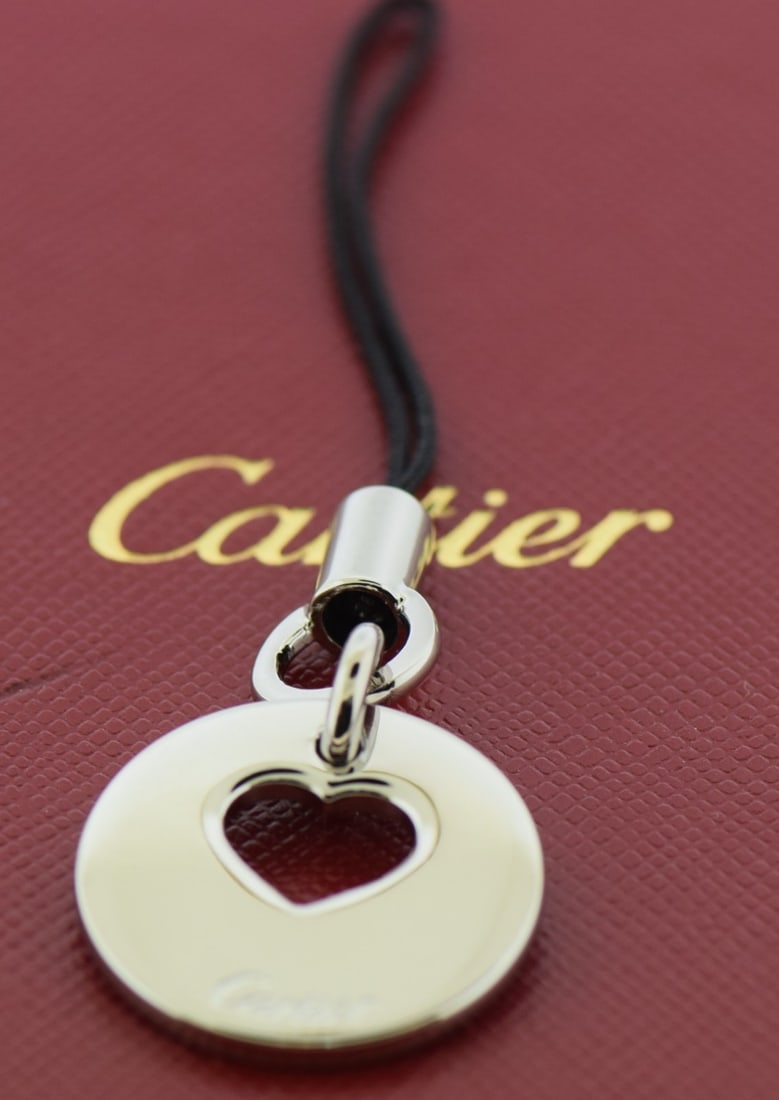 Stainless Steel Heart Design Key Ring by Cartier Silver 21mm: Stainless Steel Heart Design Key Ring by Cartier Silver 21mm This Cartier Heart key ring features a sleek silver-tone design crafted from durable stainless steel. Made for unisex use, it showcases Car