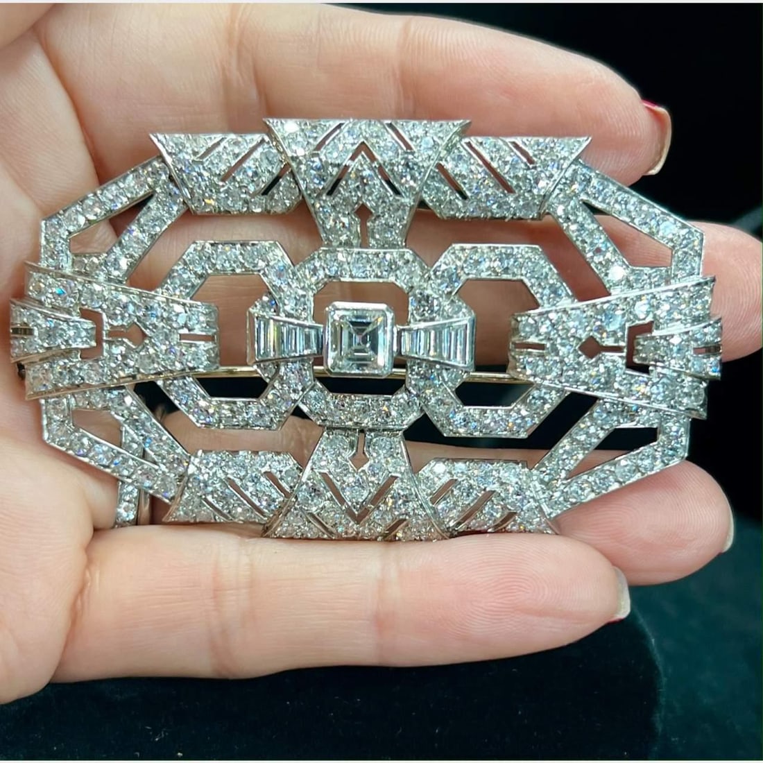 Art Deco Platinum Diamond Brooch 18.40 Ct 230 Diamonds I VVS F-I VS1-SI1: Art Deco Platinum Diamond Brooch 18.40 Ct 230 Diamonds I VVS F-I VS1-SI1 This exquisite Art Deco brooch is crafted from platinum and features a stunning central diamond weighing approximately 1.90 Ct.