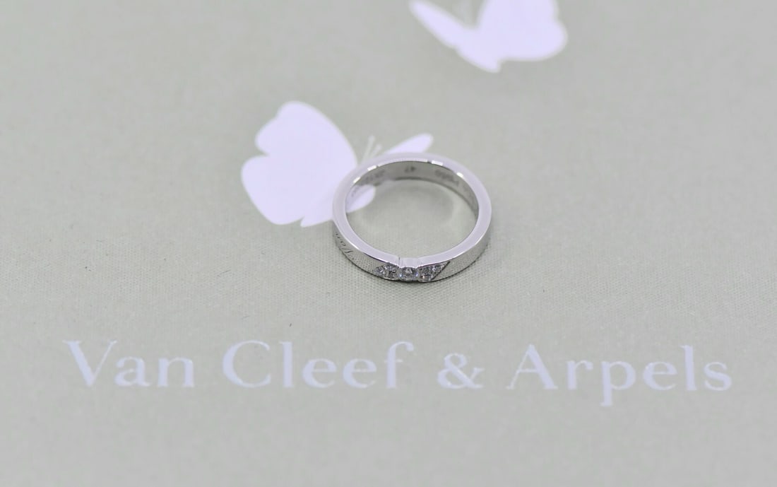 Van Cleef & Arpels Toujours Diamond Platinum Ring 47 with VCA Receipt: Van Cleef & Arpels Toujours Diamond Platinum Ring 47 with VCA Receipt This exquisite Van Cleef & Arpels Toujours Diamond Ring is crafted from high-quality platinum with a metal purity of 900. Featurin