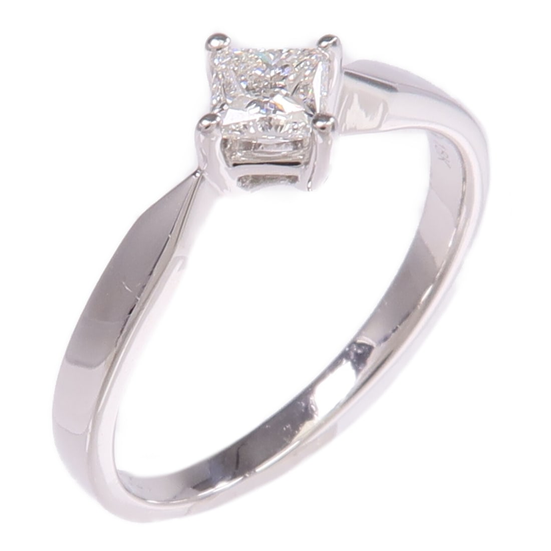 Diamond Solitaire Ring in 18K White Gold Size US 6: Diamond Solitaire Ring in 18K White Gold Size US 6 This elegant ring features a sparkling diamond set in 18K white gold. Designed in a classic style, it offers a clear, brilliant appearance and is siz