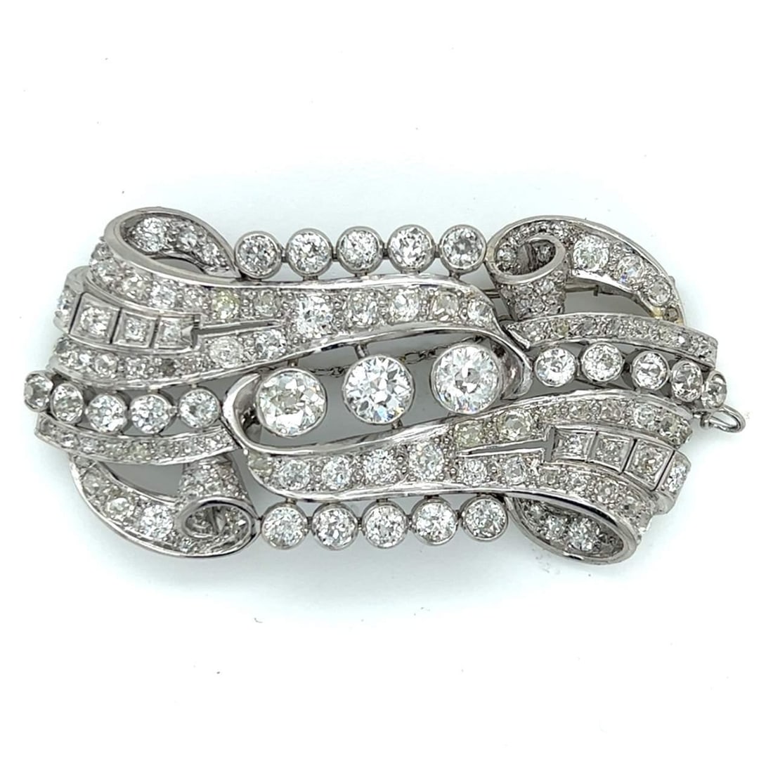 Art Deco Platinum Brooch 11.50 Ct Diamonds F-H VS1-SI2: Art Deco Platinum Brooch 11.50 Ct Diamonds F-H VS1-SI2 This exquisite Art Deco brooch is crafted in platinum and features approximately 11.50 carats of dazzling diamonds, showcasing a stunning F-H col