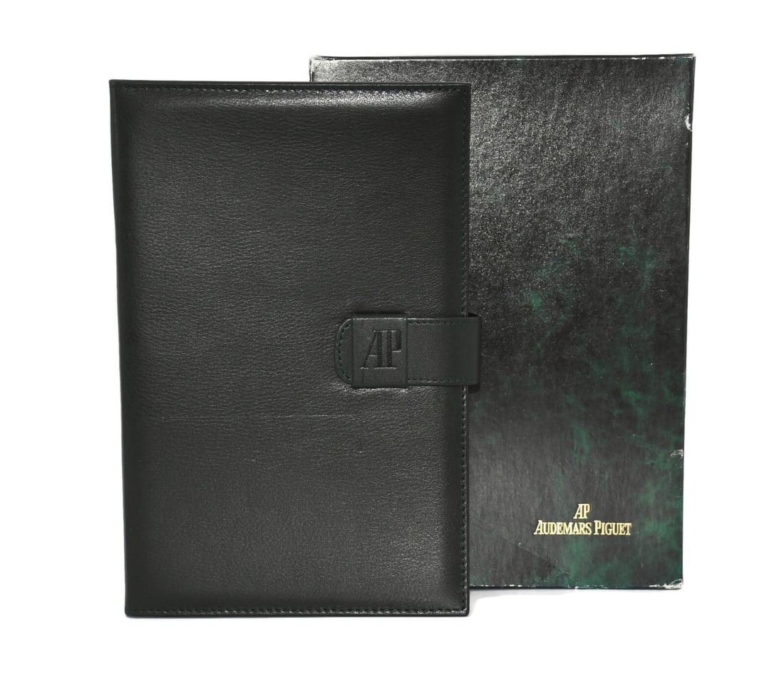 Audemars Piguet Green Vintage Presentation Watch Box 10x7x2 Inches 100% Authentic: Audemars Piguet Green Vintage Presentation Watch Box 10x7x2 Inches 100% Authentic This Audemars Piguet vintage watch box is a perfect presentation piece for any timepiece collector. Crafted by the ren