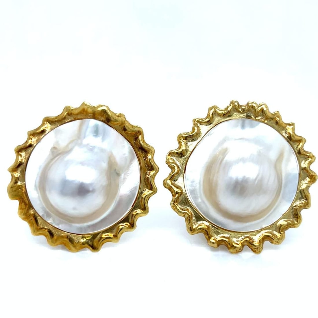 Elegant 18K Yellow Gold Blister Pearl Earrings 1.5 Inches: Elegant 18K Yellow Gold Blister Pearl Earrings 1.5 Inches These stunning 18K Yellow Gold Blister Pearl Earrings showcase a unique design with beautifully crafted blister pearls. Weighing 22.1 grams, t