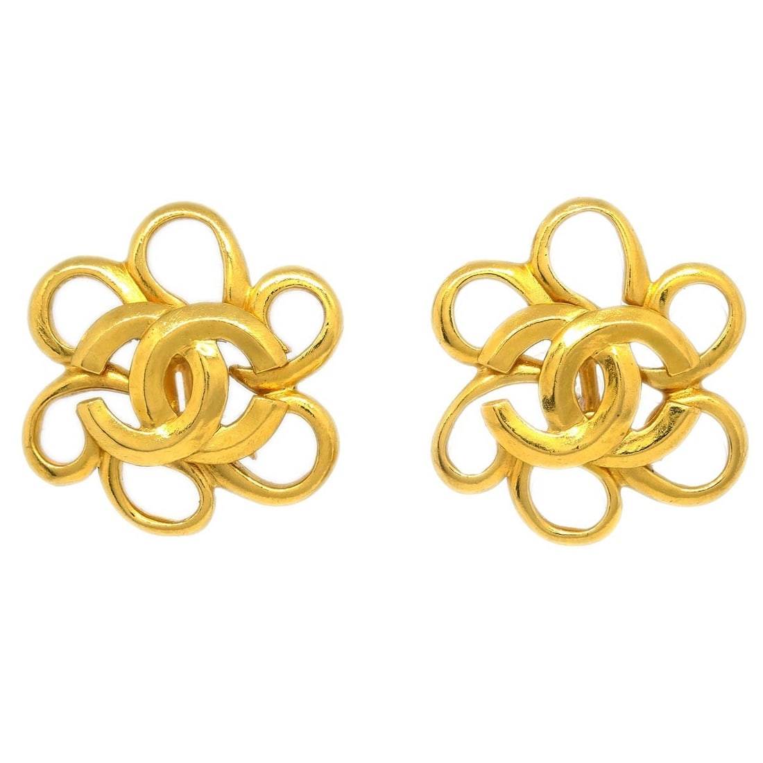 Chanel 96P Gold Flower Clip-On Earrings Elegant Accessory: Chanel 96P Gold Flower Clip-On Earrings Elegant Accessory Elevate your accessory collection with these exquisite Chanel Flower Clip-On Earrings. Crafted with a beautiful flower design, these earrings