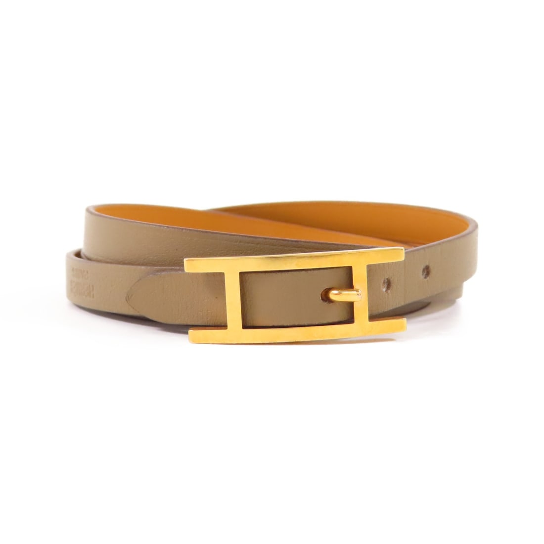 HERMES Cuir Hapi Bracelet Swift Leather 18 Etoupe GHW: HERMES Cuir Hapi Bracelet Swift Leather 18 Etoupe GHW This exquisite HERMES Hapi Bracelet is crafted from high-quality swift leather, offering a luxurious feel and elegant style. The bracelet showcase