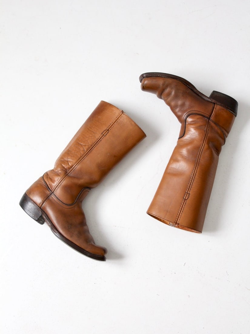 Vintage Frye Campus Boots 7.5 D Saddle Brown Leather: Vintage Frye Campus Boots 7.5 D Saddle Brown Leather Step out in style with these vintage Frye campus boots, a timeless addition to your footwear collection. Crafted from beautifully aged saddle brown