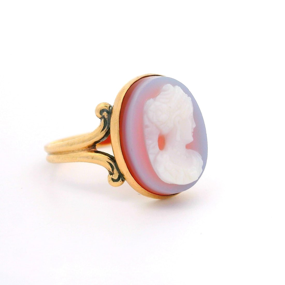 Antique 10k Yellow Gold High Relief Agate Cameo Cocktail Ring: Antique 10k Yellow Gold High Relief Agate Cameo Cocktail Ring This exquisite antique cocktail ring features a high relief carved cameo made from natural genuine agate, set in a stunning 10k yellow gol