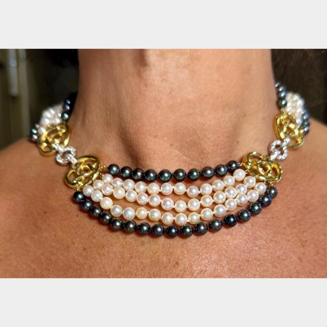 CARIMALLI 18K Yellow Gold Pearl Diamond Necklace 1.60 Ct: CARIMALLI 18K Yellow Gold Pearl Diamond Necklace 1.60 Ct This exquisite necklace features an elegant design crafted in 18K yellow gold, showcasing a spectacular arrangement of 30 diamonds totaling 1.6