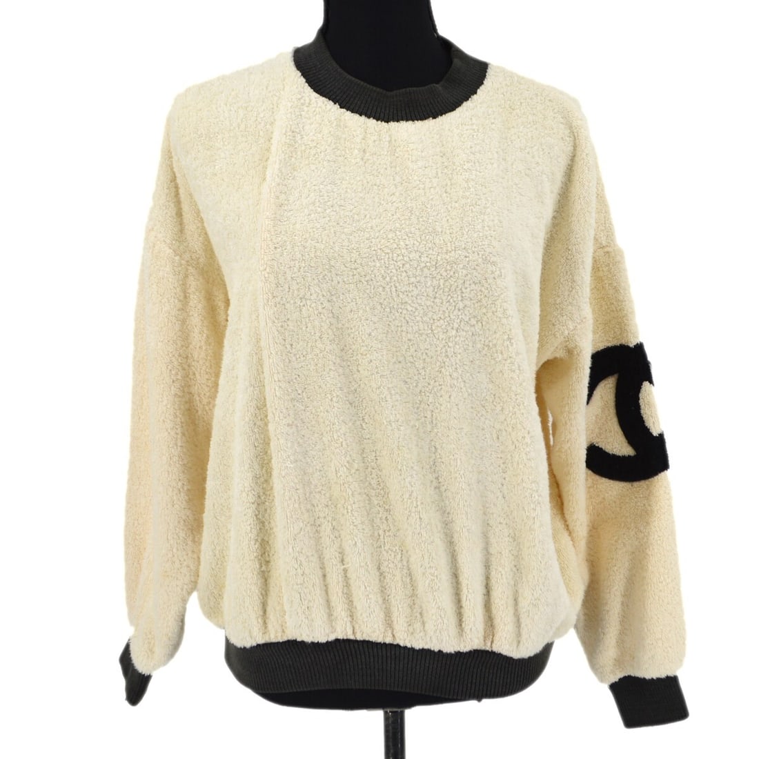 Chanel Vintage Black Ivory Long Sleeve Sweatshirt Top: Chanel Vintage Black Ivory Long Sleeve Sweatshirt Top Elevate your casual wardrobe with this vintage Chanel sweatshirt top, featuring a stylish blend of black and ivory colors. Designed for regular fi
