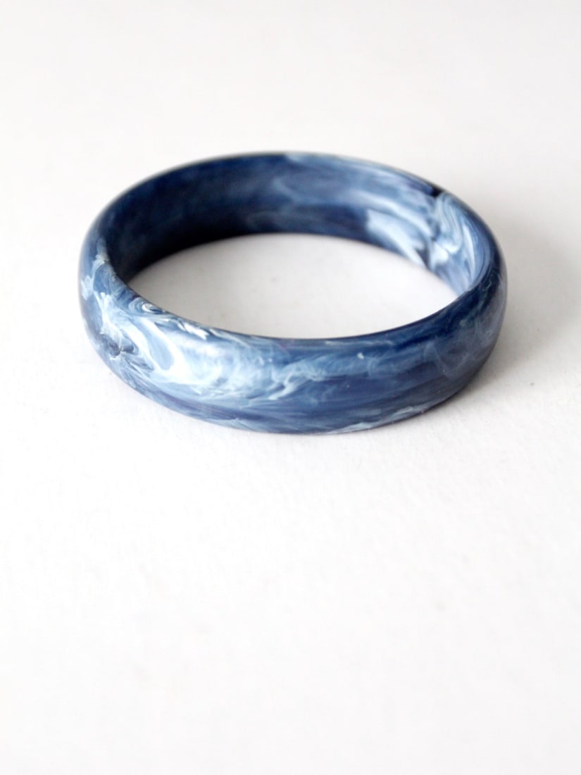 Ocean-Inspired Vintage Blue Marbled Plastic Bangle Bracelet: Ocean-Inspired Vintage Blue Marbled Plastic Bangle Bracelet This vintage blue marbled bangle bracelet features a stunning ocean-inspired design with swirls of blue tones creating a beautiful marbled e