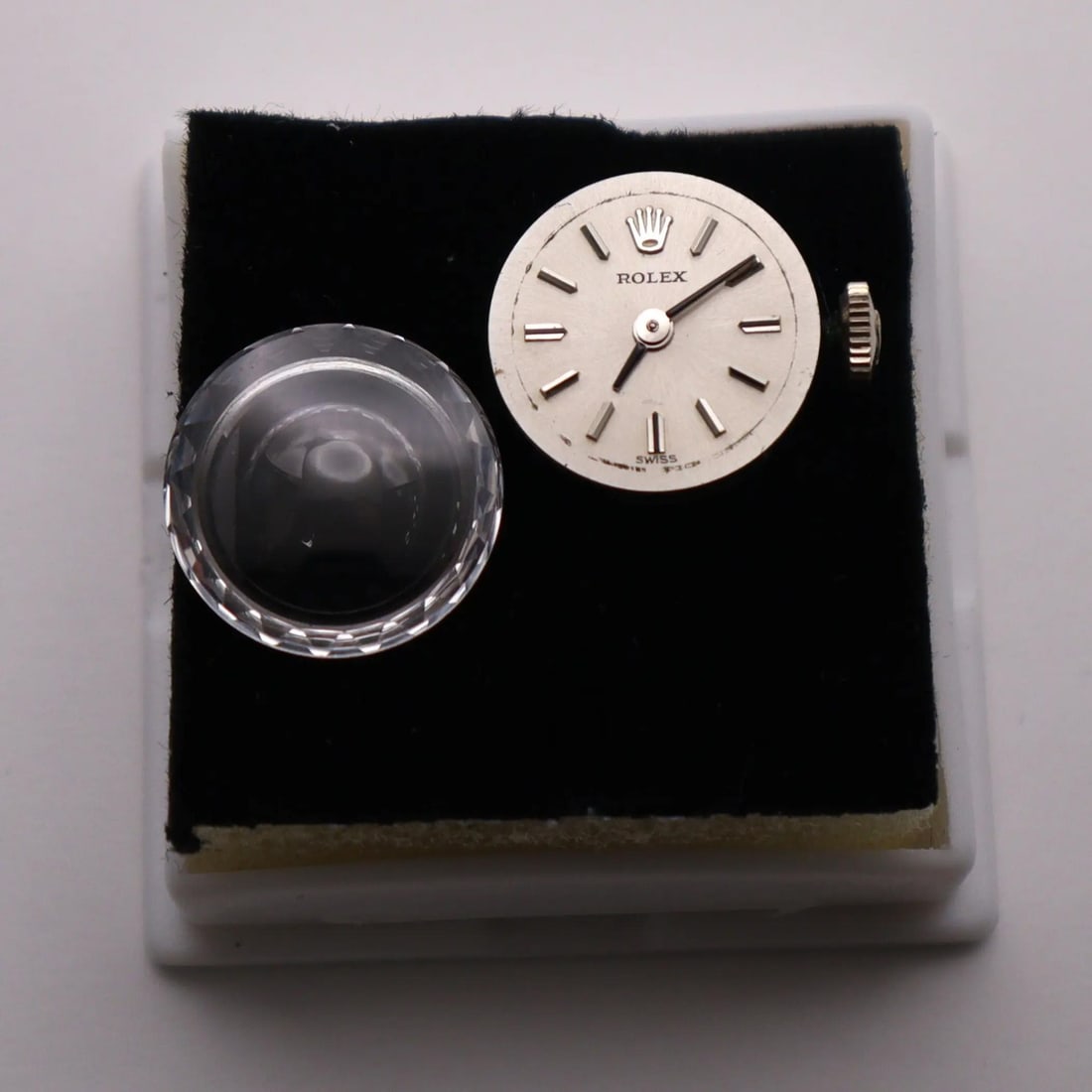 Silver Dial for Rolex 1400 17 Jewels Swiss Crystal Movement: Silver Dial for Rolex 1400 17 Jewels Swiss Crystal Movement This is a pre-owned Rolex silver dial designed for women's cocktail watches. It features a 17-jewel crystal movement and is compatible with