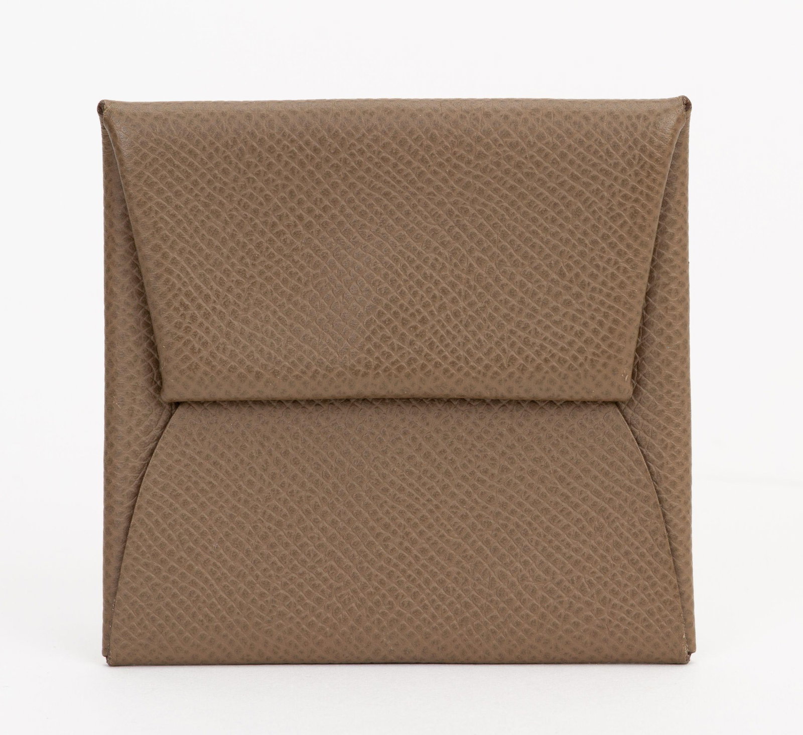 Etoupe Epsom Leather Bastia Coin Case by Hermes with Palladium Hardware: Etoupe Epsom Leather Bastia Coin Case by Hermes with Palladium Hardware The Hermes Bastia coin purse is crafted in Etoupe Epsom leather and calfskin, featuring palladium hardware. This un-used accesso