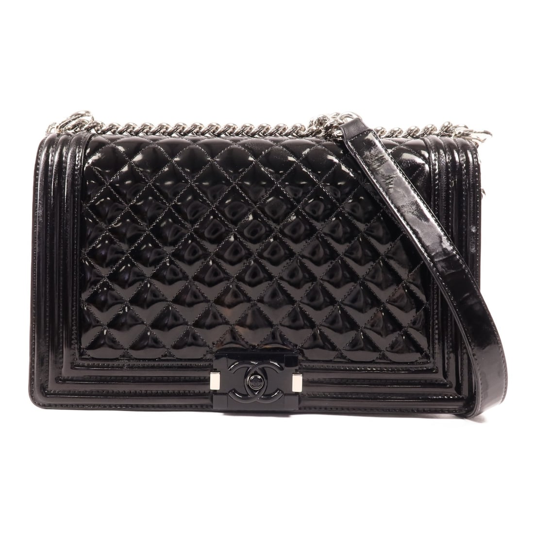 CHANEL Boy 28 Black Patent Leather Shoulder Bag A92193: CHANEL Boy 28 Black Patent Leather Shoulder Bag A92193 Introducing the CHANEL CC Boy 28 Shoulder Bag, a stunning blend of elegance and functionality. Crafted from high-quality black patent leather, th