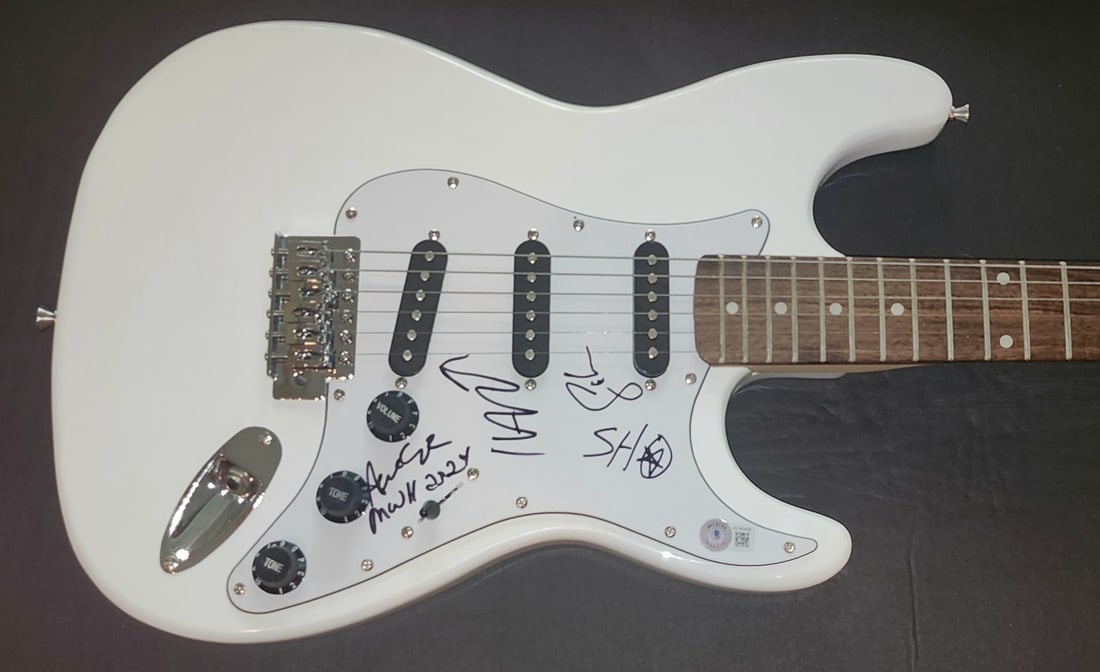 Kim Gordon Signed Guitar Authenticated by James Spence JSA (1 of 4)