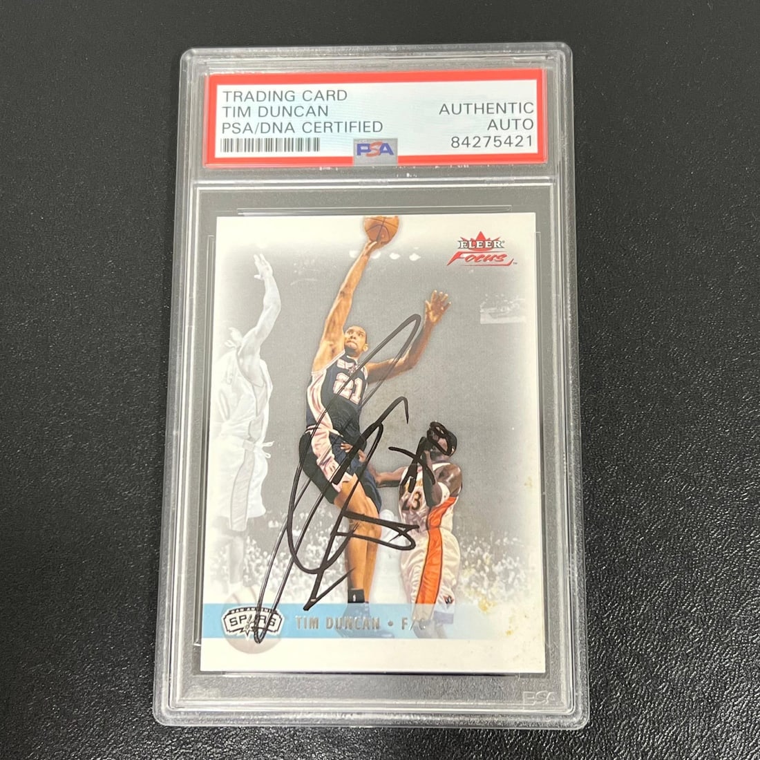 2010 Fleer Focus Tim Duncan Signed Card PSA/DNA Authenticated Spurs (1 of 2)