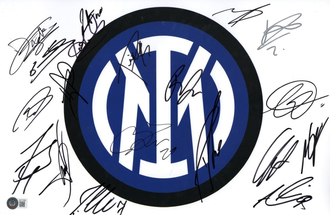 2024-25 Inter Milan Signed 11x17 Photo 19 Autographs JSA: 2024-25 Inter Milan Signed 11x17 Photo 19 Autographs JSA This original 11X17 photo features the entire 2024-25 Inter Milan soccer team, showcasing a remarkable collection of 19 signatures, including C